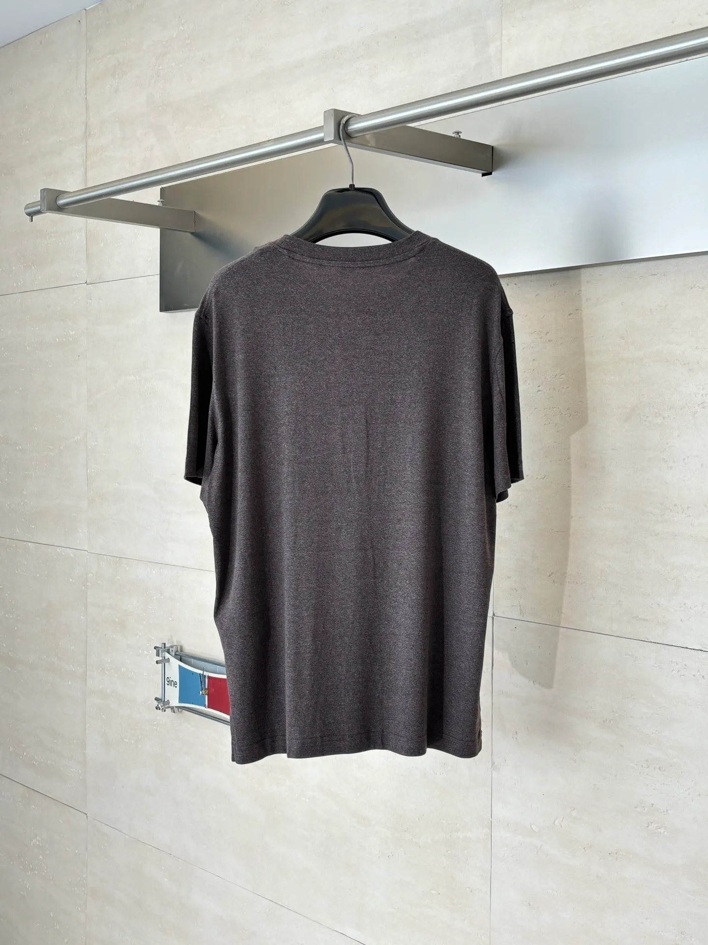 Loro Pian LP brand logo embroidered small label short-sleeved T-shirt. The fabric is made of 67% Tencel, 27% acetate, 6% Lycra spandex. It uses the same imported German embroidery machine as the original version to achieve millimeter-level restoration. Size: S/M/L/XL